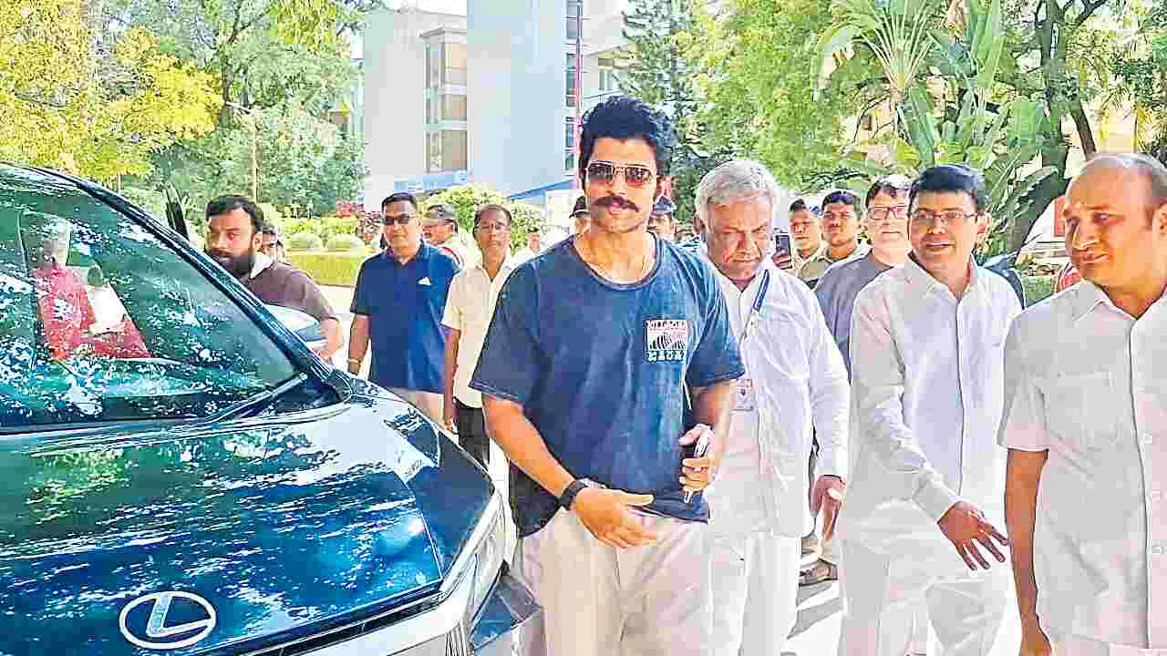 Vijay Deverakonda visits: పుట్టపర్తిలో విజయ్‌ దేవరకొండ