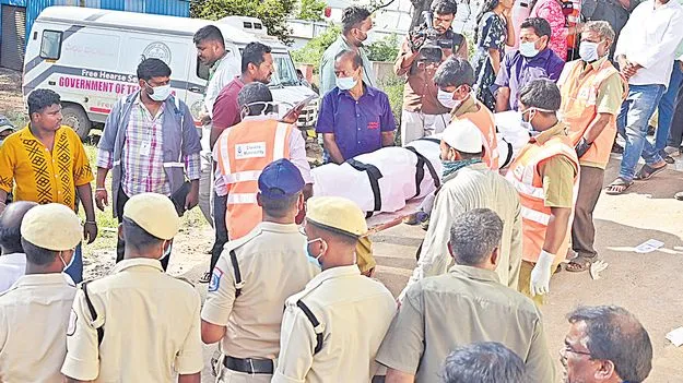 Road accident: చేవెళ్ల ఆస్పత్రిలో మిన్నంటిన రోదనలు
