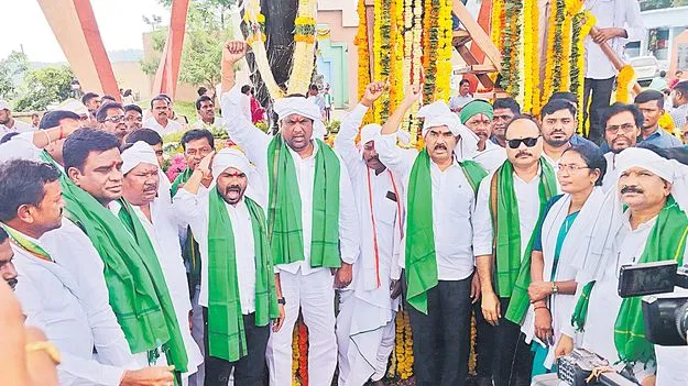 Ministers Pay Tributes to Komaram Bheem: ఆదివాసీల అభివృద్ధికి కట్టుబడి ఉన్నాం