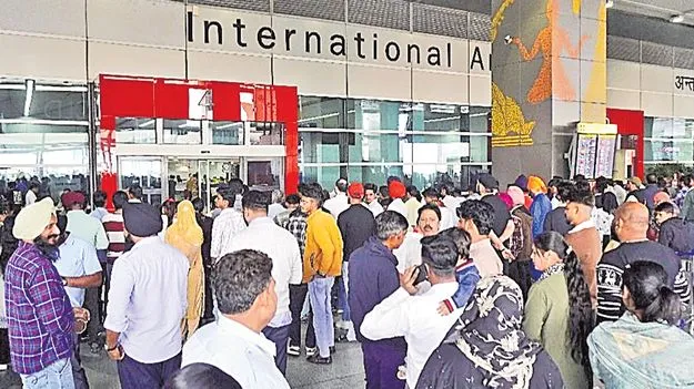 Technical Glitch at Delhi Airport: ఢిల్లీ ఎయిర్‌పోర్ట్‌లో సాంకేతిక సమస్య..వందల విమానాలు ఆలస్యం