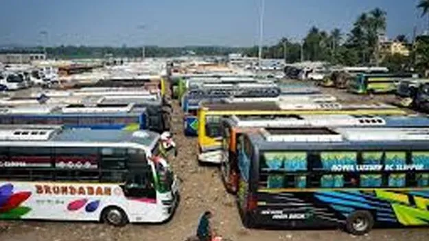 Illegal Private Travel Buses Run Freely: కళ్ల ముందు అక్రమాలు కానరావా?