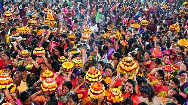 Bathukamma festival: తీరొక్క పూలతో ఘనమైన పండుగ