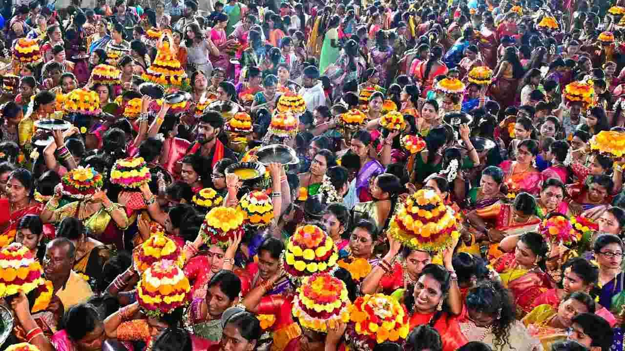 Bathukamma festival: తీరొక్క పూలతో ఘనమైన పండుగ