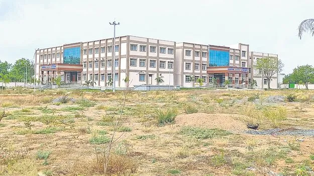 Newly Constructed Hospital:  కట్టేసి.. గాలికొదిలేసి..