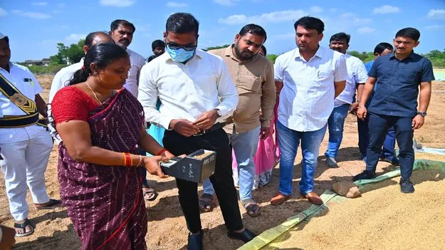 రంగు మారిన ధాన్యాన్ని కొనుగోలు చేస్తాం