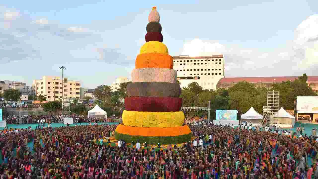 Mega Bathukamma Sets Guinness World Record: గిన్నిస్‌బుక్‌లోకి మహా బతుకమ్మ