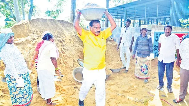 Minister Nimmala: మంత్రిగారి కూలి పని...!