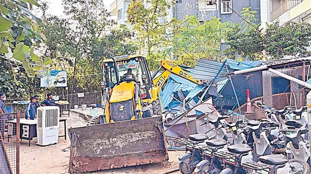 Land Dispute: హైడ్రా కూల్చివేతలతో కొండాపూర్‌లో ఉద్రిక్తత 