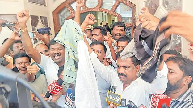 BRS MLC Ravinder Rao: బీఆర్‌ఎస్‌ ఎమ్మెల్సీ రవీందర్‌రావు ఇంట్లో ఎన్నికల అధికారుల సోదాలు