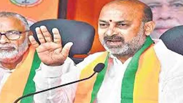 Bandi Sanjay: మహిళా అధికారులను వేధిస్తున్నమంత్రులను బర్తరఫ్‌ చేయాలి