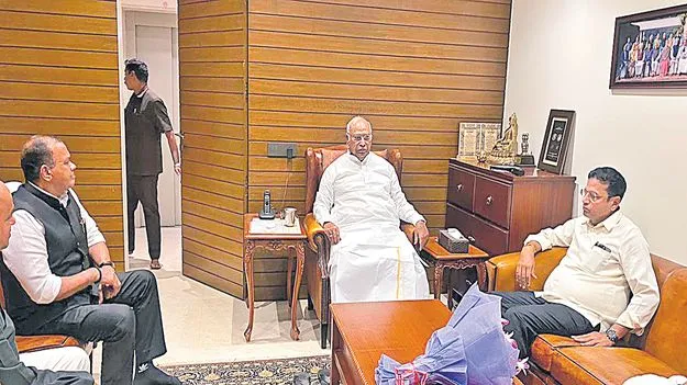 Mallikarjun Kharge: ఖర్గేకు రాష్ట్ర మంత్రుల పరామర్శ 