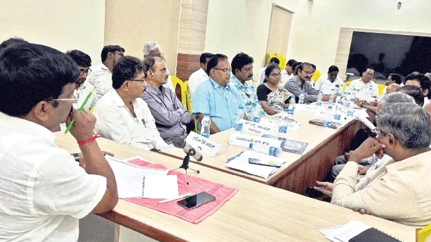 సమన్వయంతో అధికారులు పనిచేయాలి