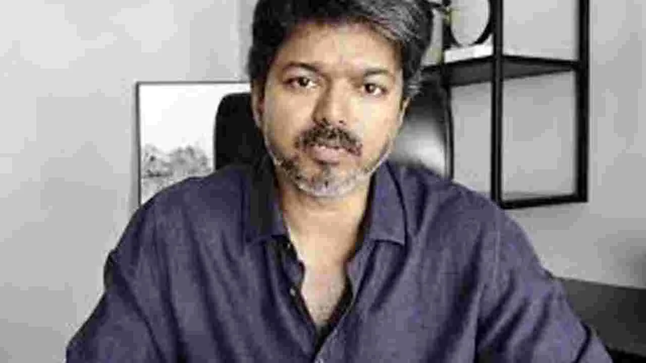 Vijay Karur Stampede: విజయ్పై కేసు ఎందుకు పెట్టలేదు!