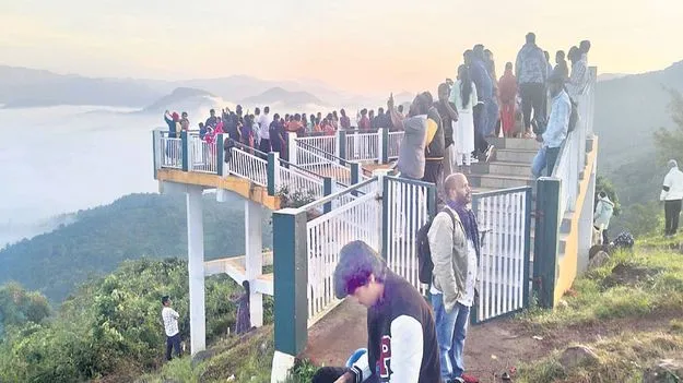 లంబసింగిలో పర్యాటకుల తాకిడి