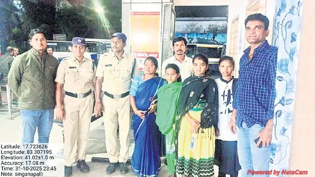 ముగ్గురు ఆశ్రమ విద్యార్థినుల పరారీ