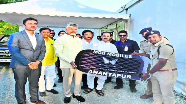 CM: పోలీస్‌ స్టేషన్లకు కొత్త వాహనాలు