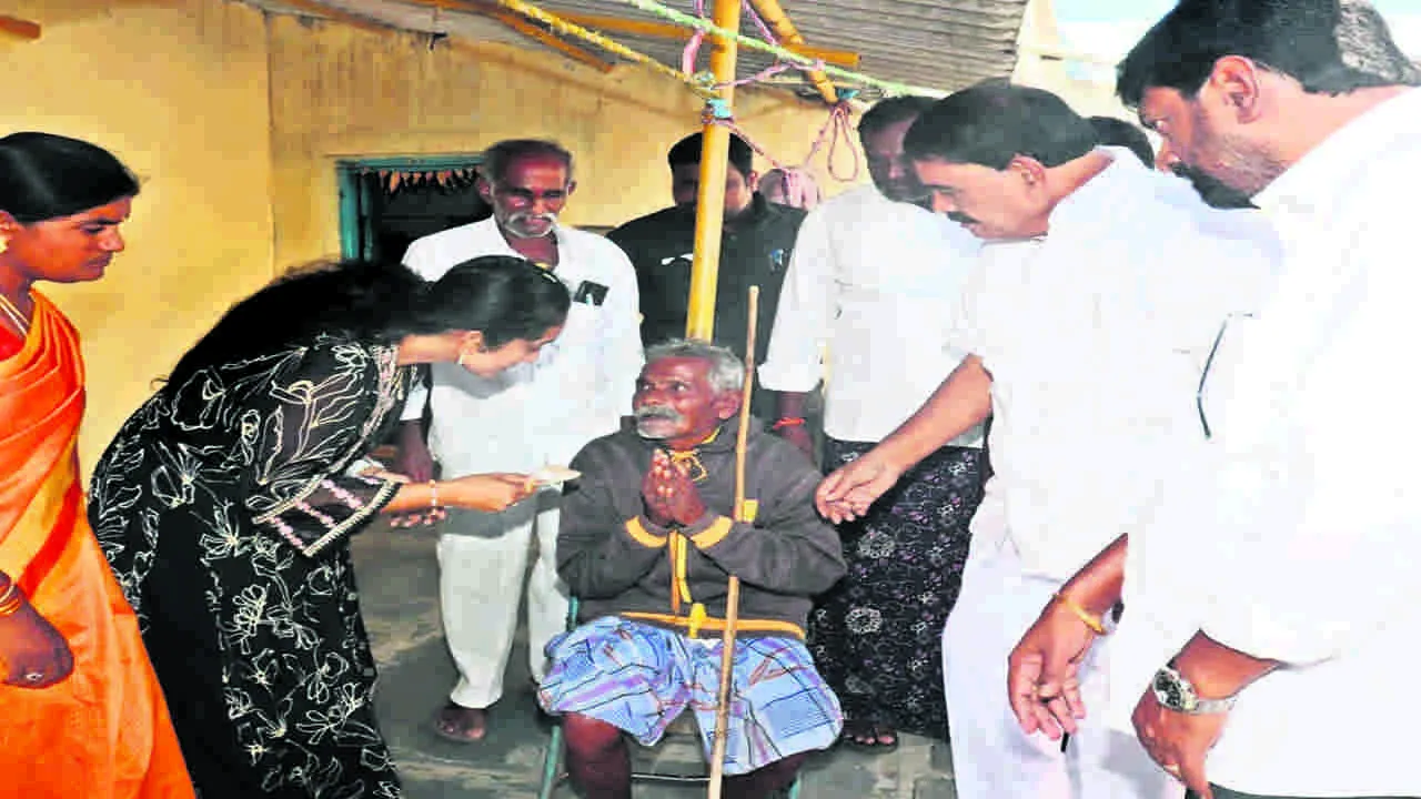 MLA: పింఛన్లు పంపిణీ చేసిన ఎమ్మెల్యే సింధూరరెడ్డి 