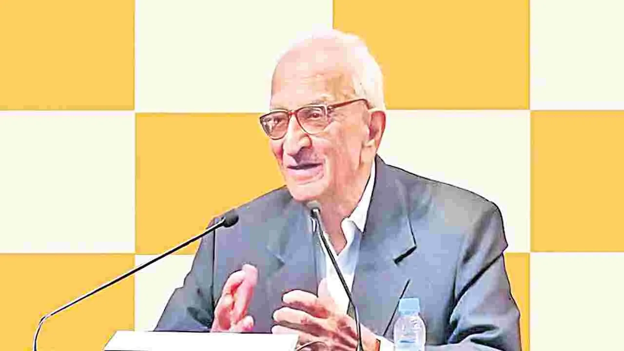 Dr Ekhnath Chitnis: ప్రముఖ అంతరిక్ష శాస్త్రవేత్త