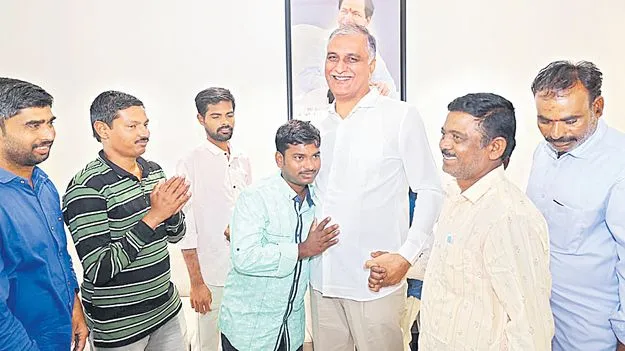 Former Minister Harish Rao:  ప్రభుత్వాలు మొద్దు నిద్రపోతుంటే.. వలస కార్మికులను బీఆర్‌ఎస్‌ ఆదుకుంది 