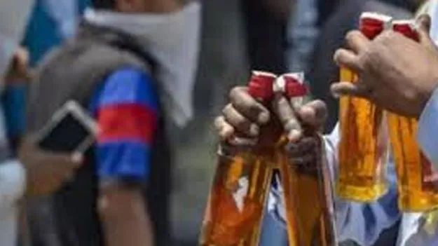 Fake Liquor: నకిలీ మద్యం తీగ.. తెనాలిలో కదిలిన డొంక!