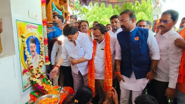 బాధ్యులను వెంటనే అరెస్టు చేయాలి