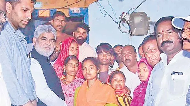 Cheques Distributed: బస్సు ప్రమాద బాధితులకు పరిహారం చెక్కుల పంపిణీ 