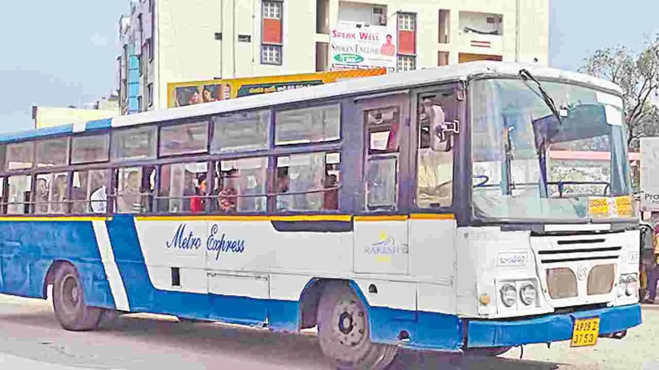 TSRTC: సిటీ బస్సుల్లో చార్జీల బాదుడు
