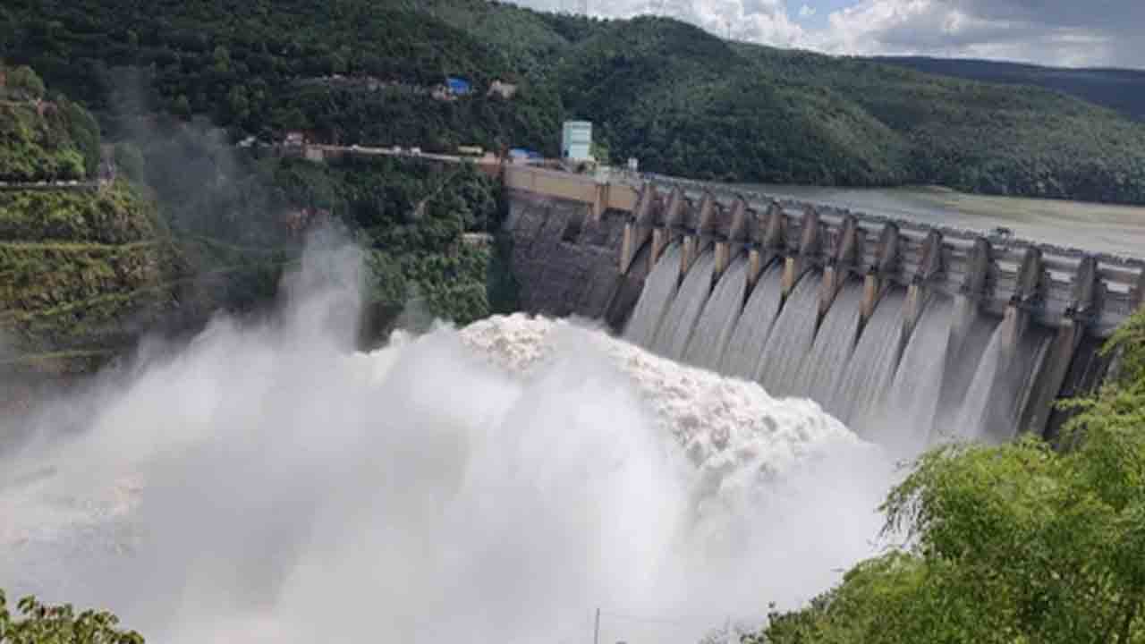 Srisailam Flood Water: శ్రీశైలం జలాశయానికి పోటెత్తిన వరద..