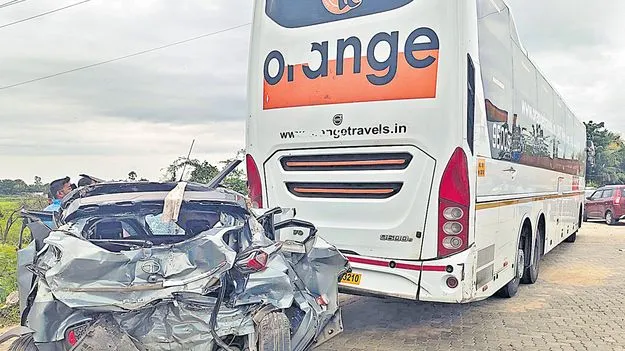 Road Accident: ఆగి ఉన్న కారును ఢీకొన్న బస్సు