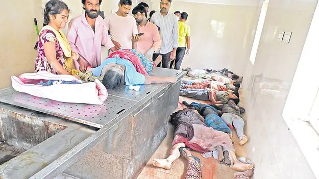 A tipper truck from Lakkadaram: వేకువ జామునే గమ్యస్థానానికి చేరుకోవాలని!