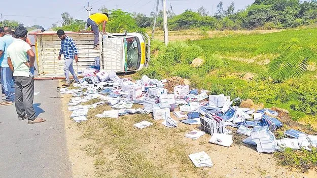 Vehicle Overturns While Carrying Textbooks: వాహనం బోల్తా పడి విద్యార్థులకు తీవ్ర గాయాలు