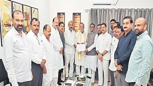 Protest Over Fee Arrears: ఫీజు బకాయిల కోసం బీజేపీ పోరుబాట