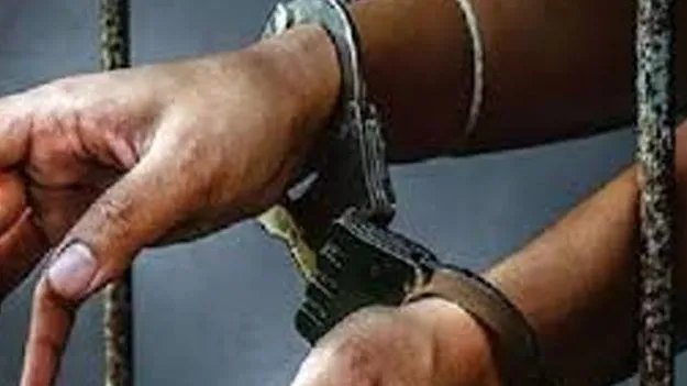 Couple Arrested for Trying to Sell Minor Girl: తొలిసారి లైంగిక సంపర్కం పేరిట వాట్సాప్‌ గ్రూపులో పోస్టు