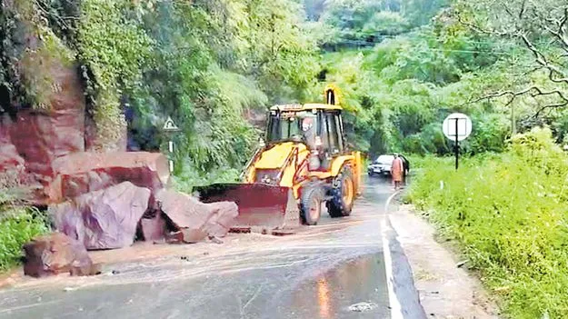 Heavy rains: శ్రీశైలం రాకపోకలకు అంతరాయం
