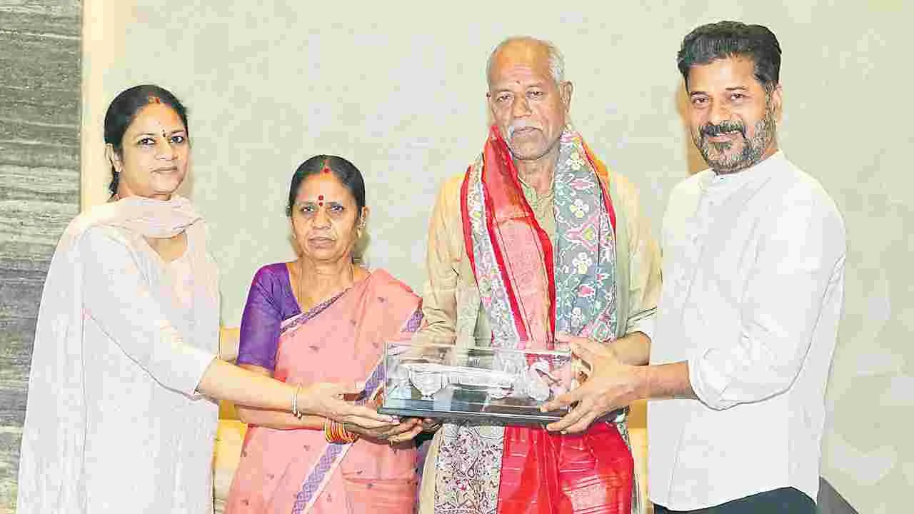 Anthem Poet Andessri Passes Away:  బతుకు బండే పాటగా అందె!