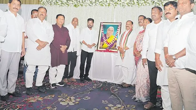 CM Revanth Reddy Consoles MLA Bhupathi Reddy:  ఎమ్మెల్యే భూపతిరెడ్డికి సీఎం పరామర్శ..