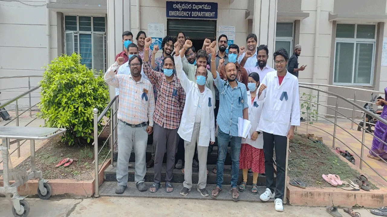 నల్లబ్యాడ్జీలతో వైద్యుల నిరసన