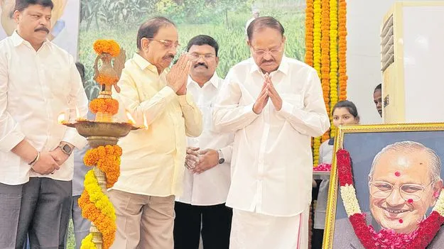 Venkaiah Naiduదేశ రక్షణతోపాటు రైతు రక్షణ అవశ్యం 