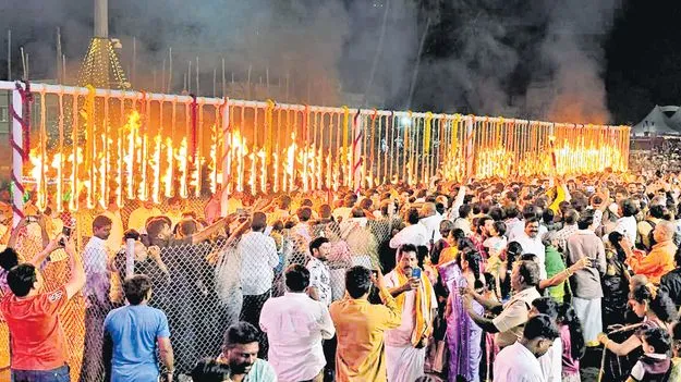 Karthika Pournami: శ్రీశైలంలో వైభవంగా జ్వాలా తోరణం