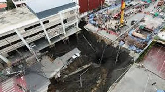 Infrastructure Damage: బ్యాంకాక్‌లో 50 మీటర్లు కుంగిన రోడ్డు!