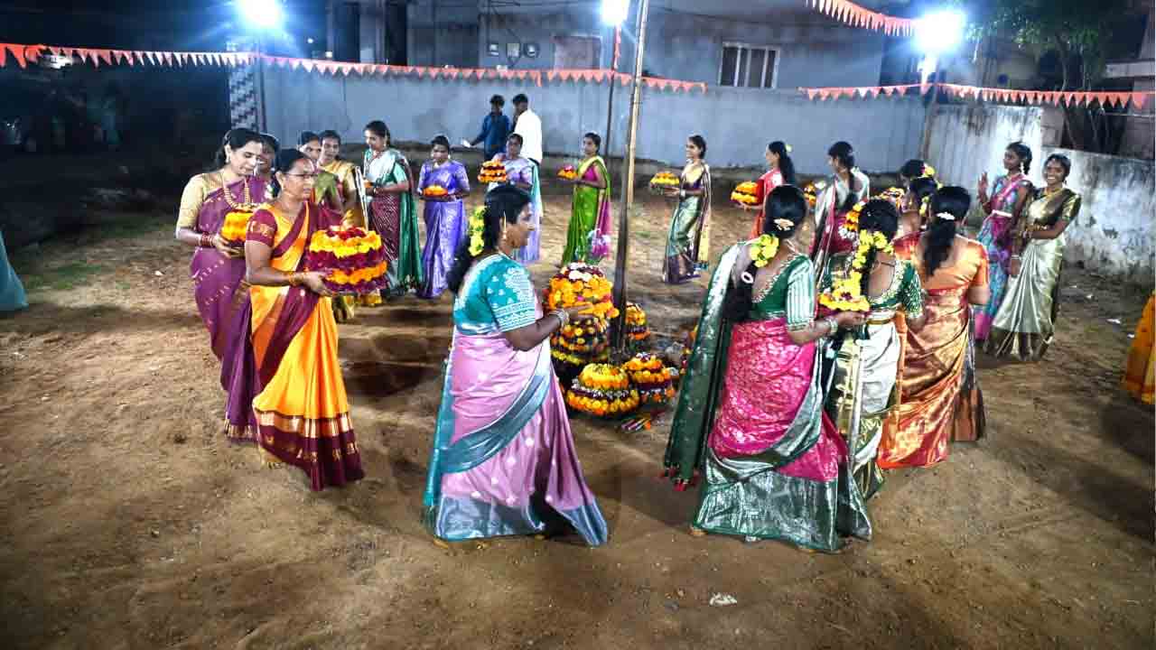 Bathukamma Celebrations: అత్యంత ఘనంగా 10వ రోజు పెద్ద బతుకమ్మ సంబరాలు..