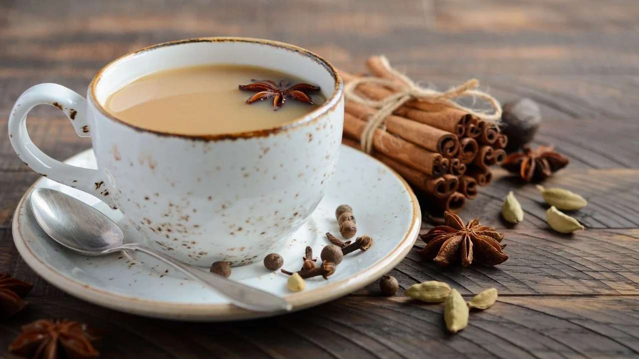 Indian Tea: భారతీయులు టీలో పాలు ఎందుకు కలుపుకుంటారో తెలుసా