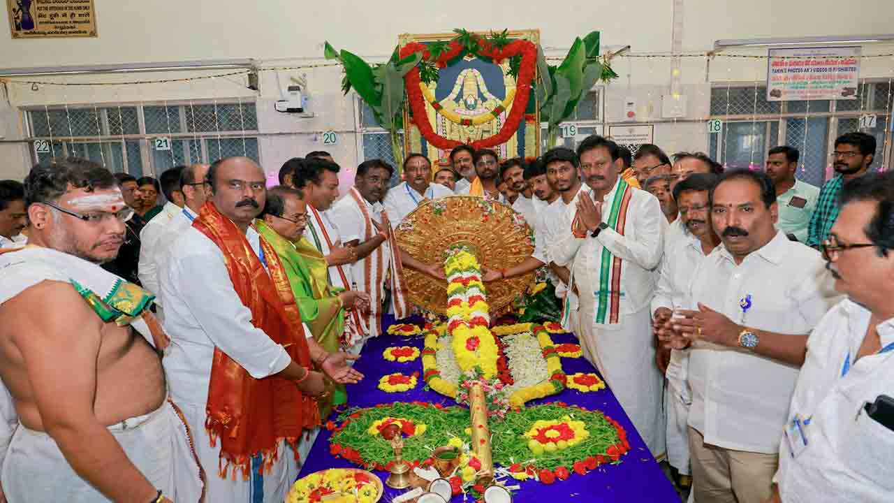 Tirumala Brahmotsavam 2025: అత్యంత ఘనంగా బంగారు గొడుగు ఉత్సవం