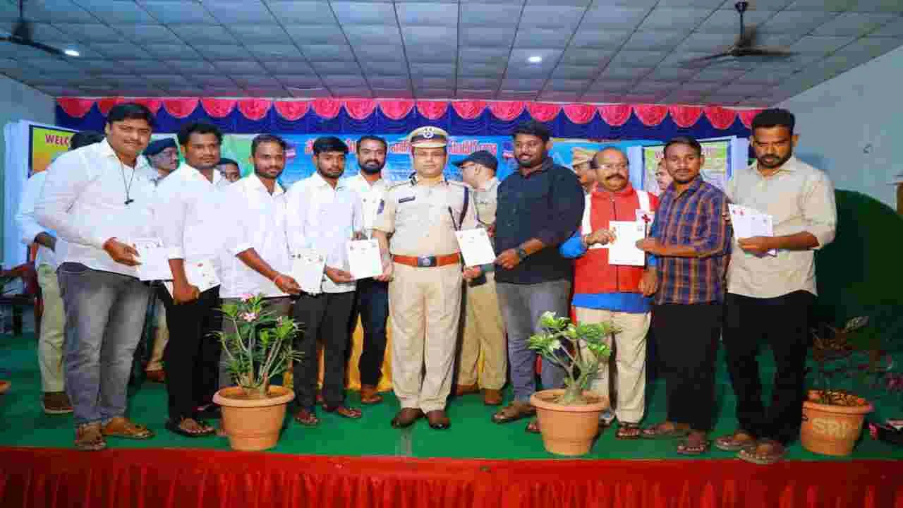 పోలీసు అమరుల త్యాగాలు వెలకట్టలేనివి 