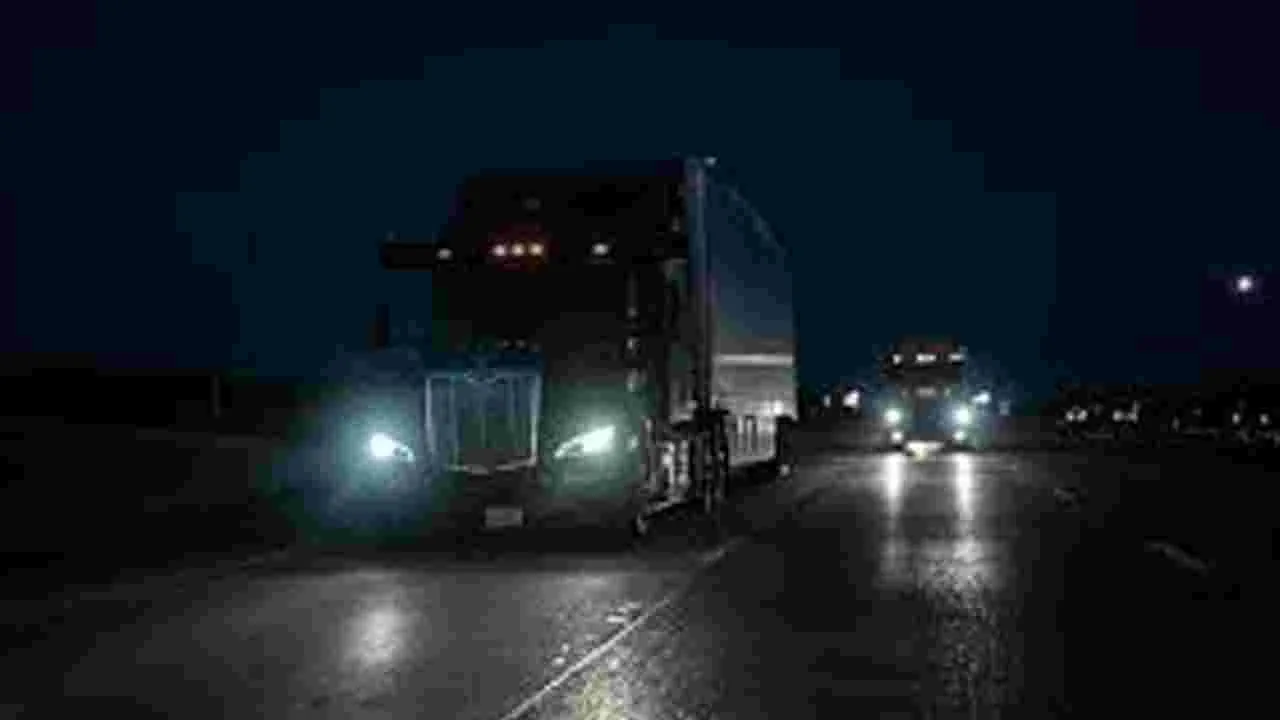 Highway Attack on Truck Drivers: అర్ధరాత్రి హైవేపై దొంగల హల్‌చల్‌!