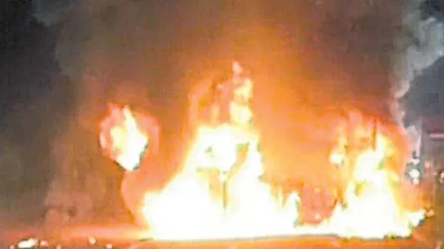 Road Accident: డివైడర్‌ను ఢీకొని కారు బోల్తా