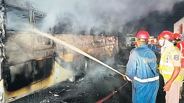 Passengers Escape Safely: ప్రైవేటు ట్రావెల్స్‌ బస్సు దగ్ధం