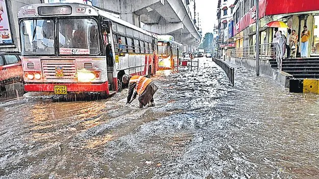 Heavy Rain in Hyderabad: మళ్లీ తెరుచుకున్న శ్రీశైలం, సాగర్‌ గేట్లు  హైదరాబాద్‌లో భారీ వర్షం
