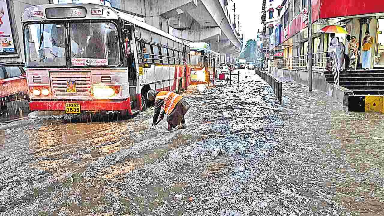 Heavy Rain in Hyderabad: మళ్లీ తెరుచుకున్న శ్రీశైలం, సాగర్ గేట్లు హైదరాబాద్లో భారీ వర్షం
