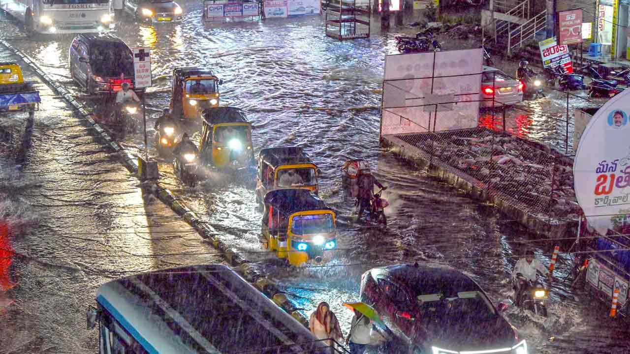 Hyderabad Heavy Rains: హైదరాబాద్‌ను ముంచెత్తిన భారీ వర్షం..
